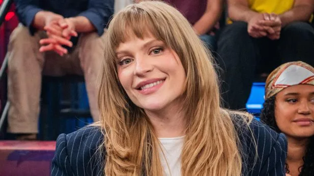 Luísa Sonza admite trauma e revela configuração que precisou adotar no celular: ‘Não posso de jeito nenhum’ Luísa Sonza se emociona ao falar sobre os pais e sugere conflito familiar: "É uma briga deles dois" (Foto: Reprodução/ YouTuube)