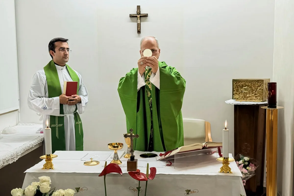 El Vaticano difunde las primeras imágenes del Papa tras su operación y confirma una “mejoría constante”