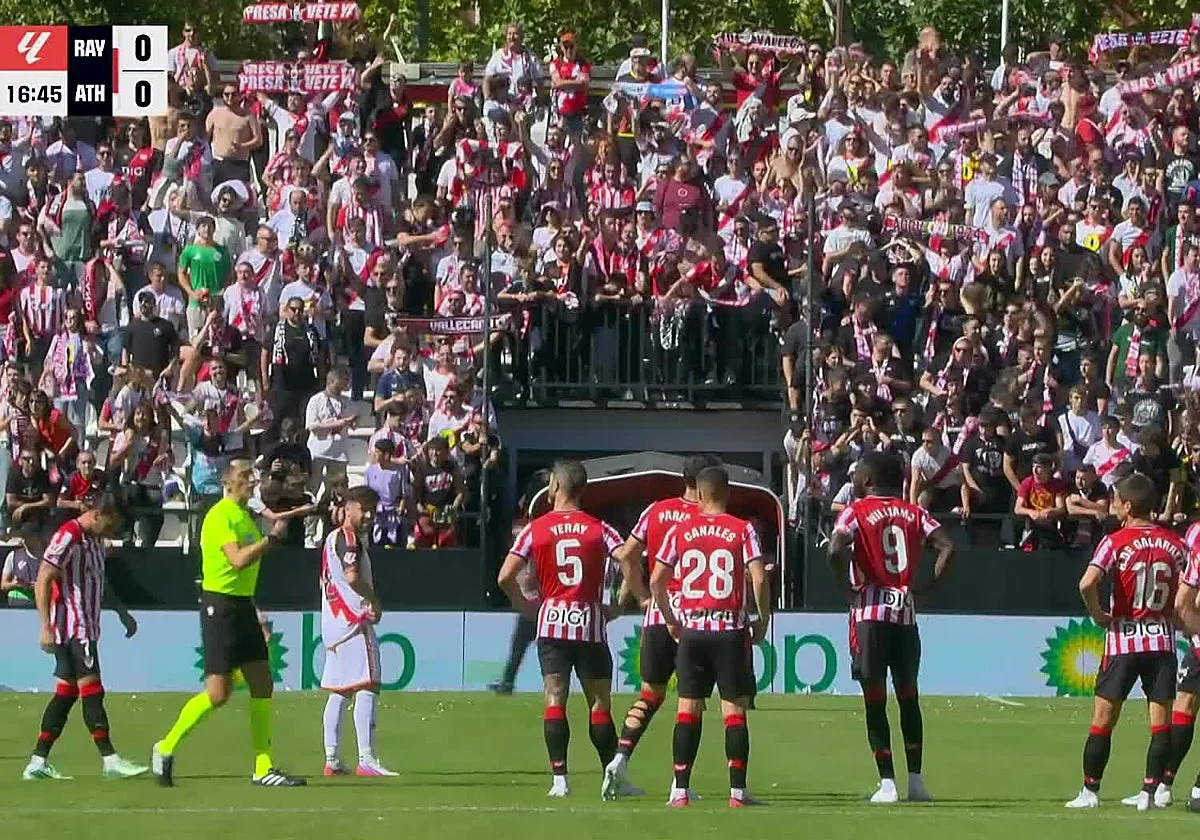Escándalo en Vallecas: suspendido el Rayo-Athletic por lanzamiento masivo de aviones y pelotas de goma