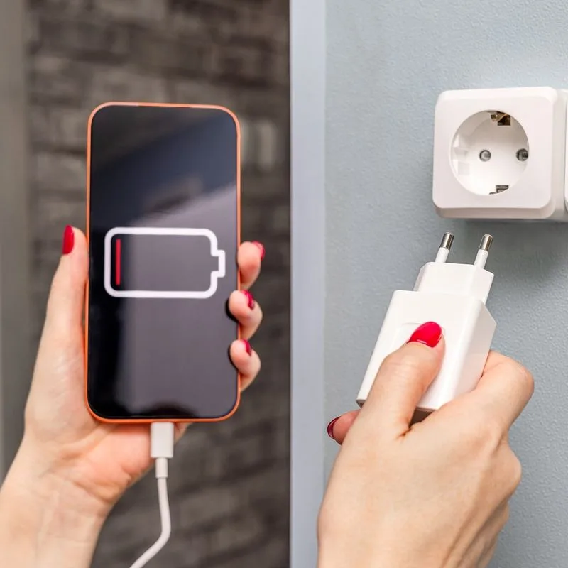Actualité : Brancher son smartphone sur le chargeur d’une autre marque est-il vraiment dangereux ? Voici les éléments à vérifier