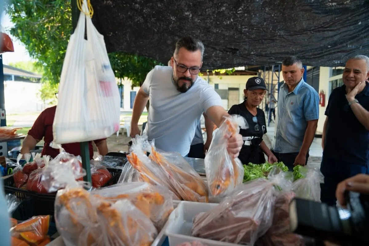 Em visita ao Mercado da Estação, Alan Rick relembra avô seringueiro e ouve relatos de produtores rurais