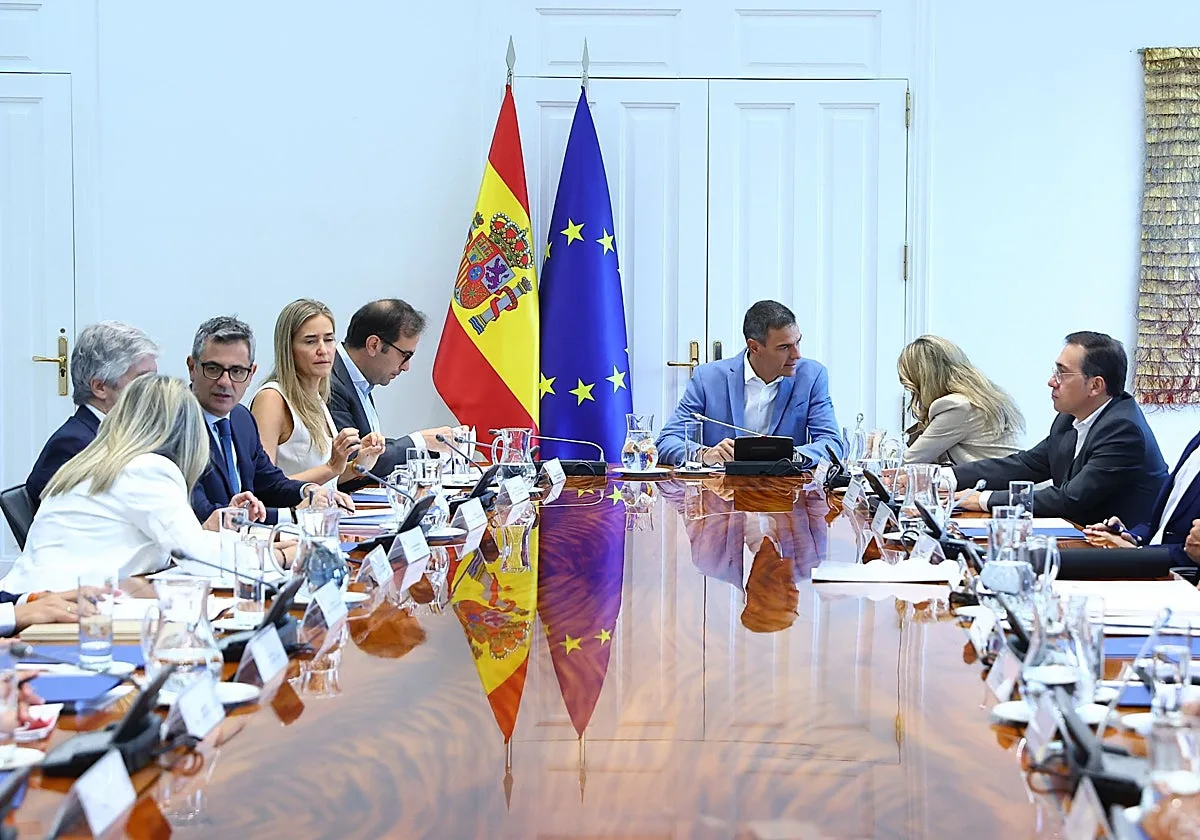 Moncloa trata ahora de exhibir normalidad con el Rey tras señalarle por Ceuta