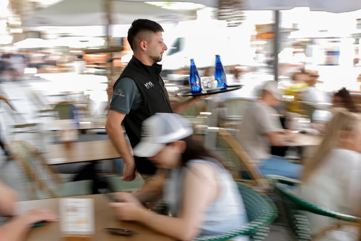 España destruye 163.840 empleos por el final del verano y el Gobierno dice que habrían sido más sin la regulación masiva de inmigrantes