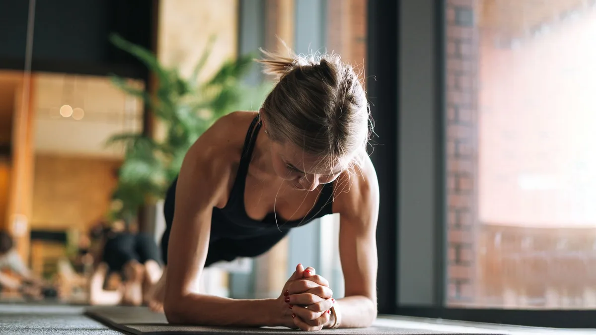 Plancha con flexión de rodillas, el ejercicio que fortalece el core sin hacer abdominales