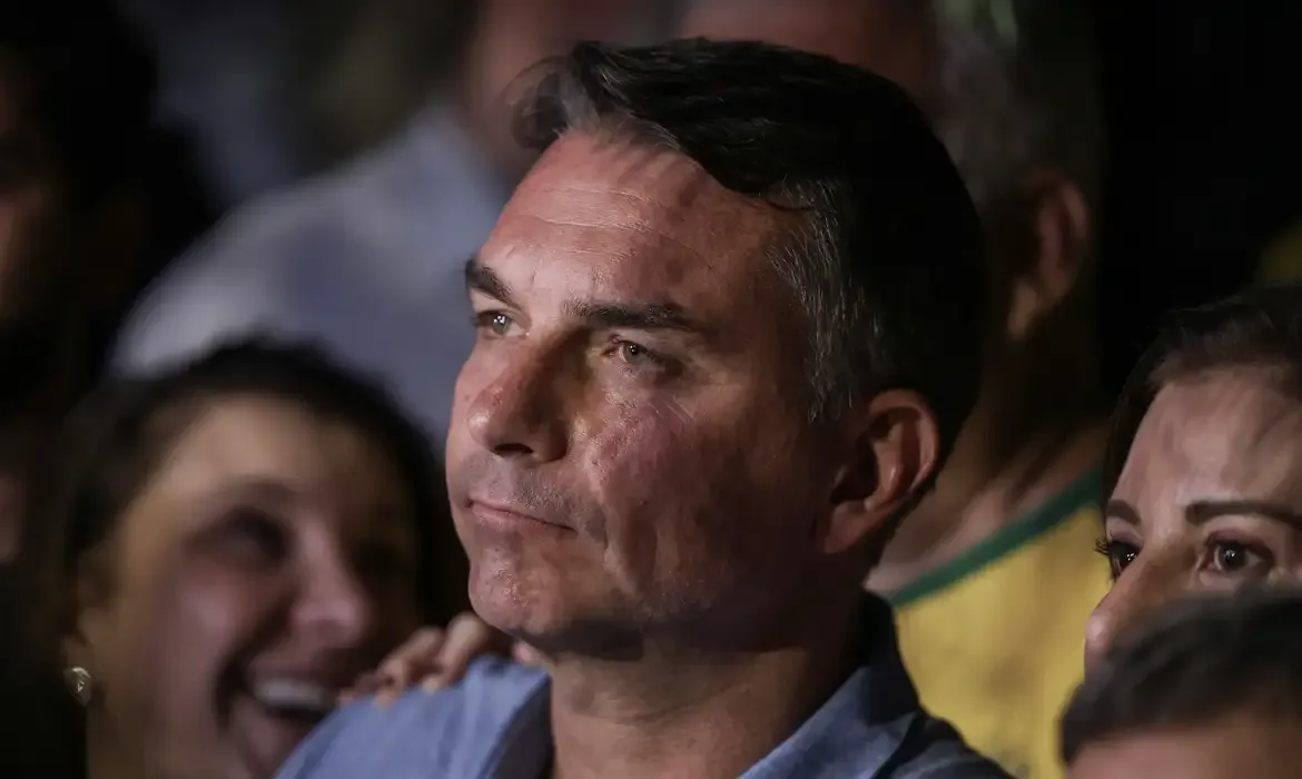 Flávio Bolsonaro teve voos pagos por bet sob investigação de fraude no INSS