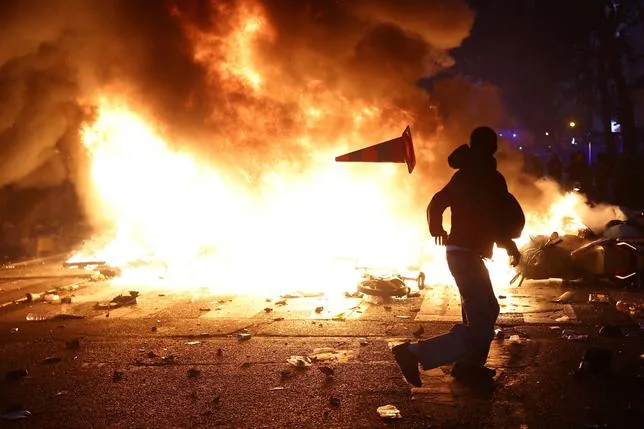 Scènes de “chaos” en France : les manifestations contre la vie chère “dégénèrent en émeutes et en pillages”