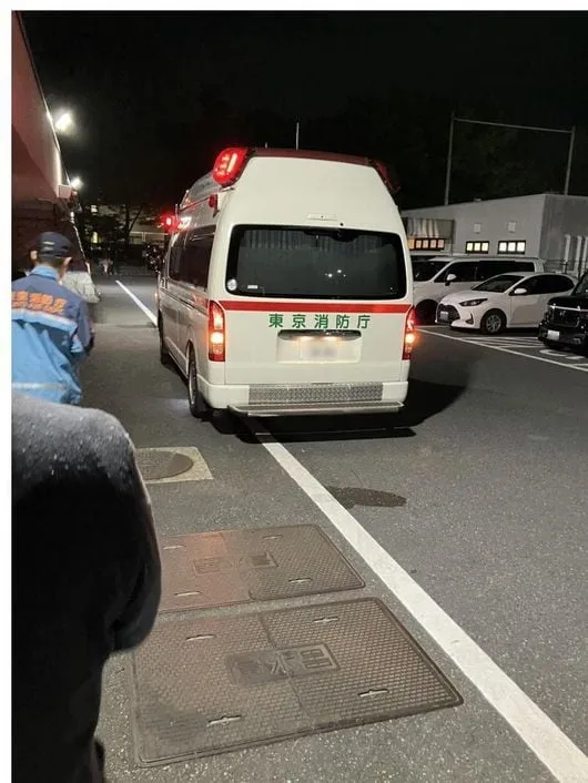 "82세 프로레슬링 전설, 사브르로 관중 공격!" 日서 충격 사고...머리에서 피 흘렸다→"응급 처치 후 구급차로 병원 이송"