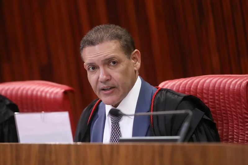 Nunes Marques determina que Flávio Bolsonaro volte ao PL e abre investigação