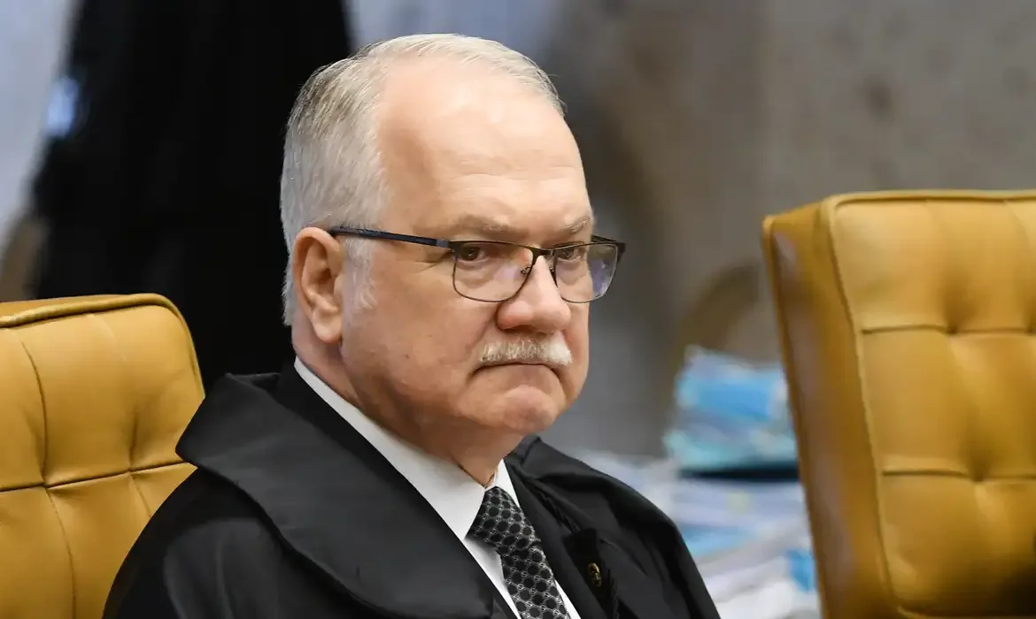 Fachin deve decidir futuro de Moraes após polêmica com Banco Master