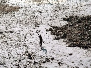 Sur cette île perdue dans l’océan, les habitants réputés hostiles et farouches ne sont pas si isolés que ça