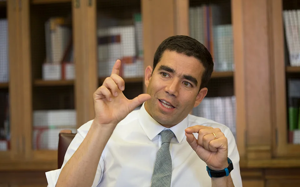 Leitão Amaro defende que lei do retorno ajuda autoridades a combater imigração ilegal