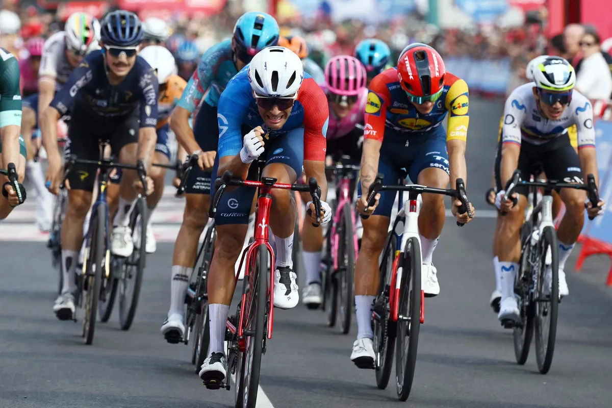 Tronchon aprovecha una etapa tranquila para llevarse el sprint en Elche de la Sierra