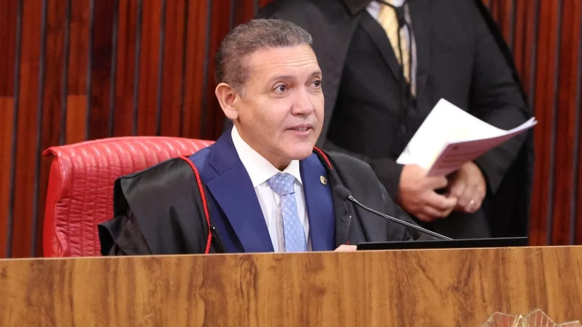 TSE rejeita multa a Flávio por vídeo de Jair Bolsonaro feito com IA