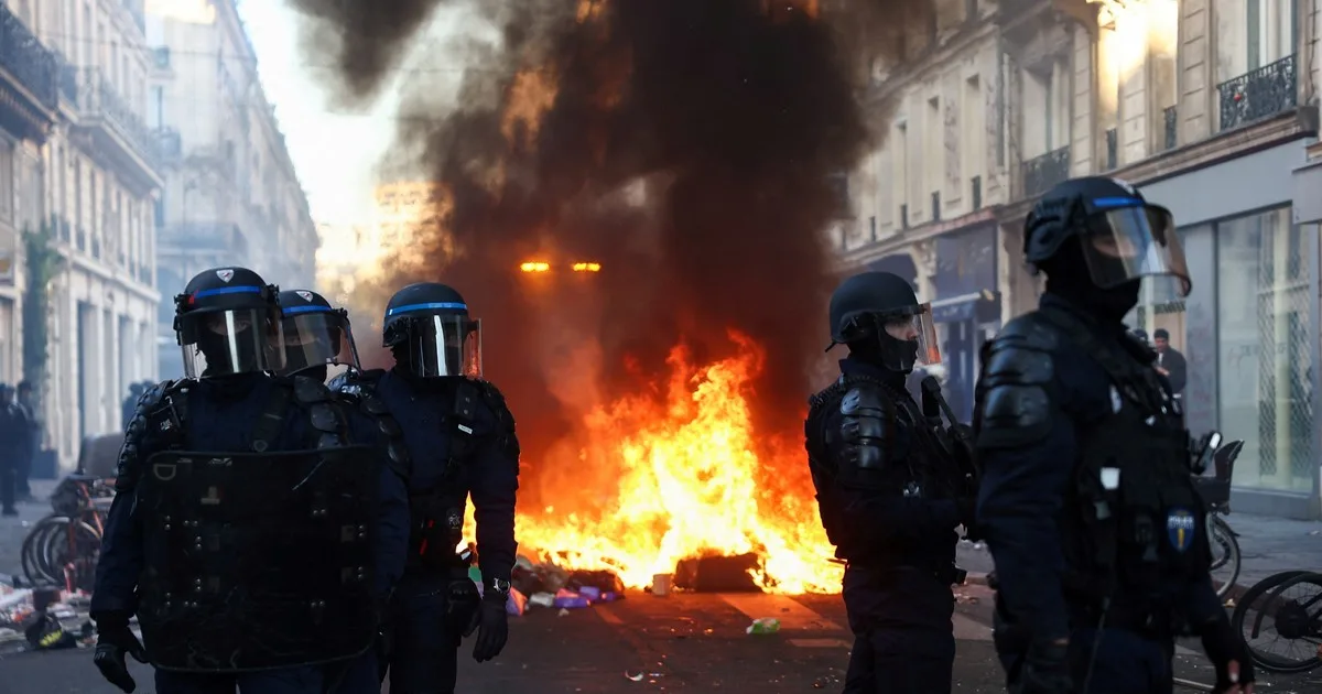 Saqueos, violencia y desolación: París despierta devastada tras una noche de terror