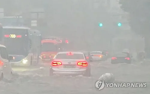 서울 곳곳 침수·교통통제…강북구 시간당 53.5㎜ 폭우 쏟아져(종합)
