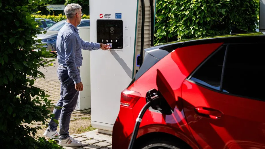 Une nouvelle aide pour l'achat ou la location d'une voiture électrique d'occasion entre en vigueur ce mardi