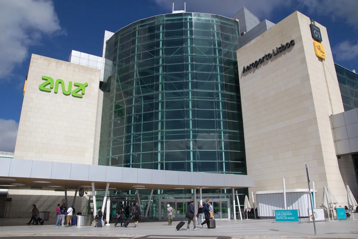 Táxis no aeroporto com tarifas fixas. Viajar para o centro de Lisboa custará pelo menos 16 euros