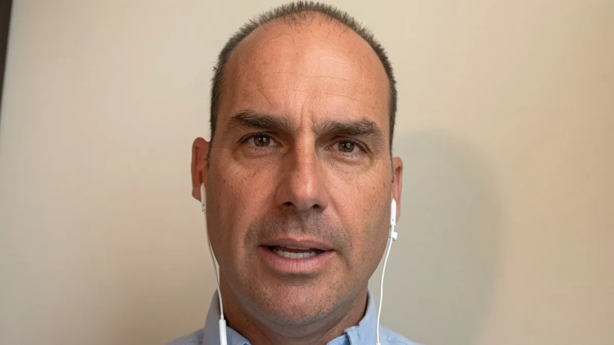 Delator entrega à PF mensagens com advogado de Eduardo Bolsonaro