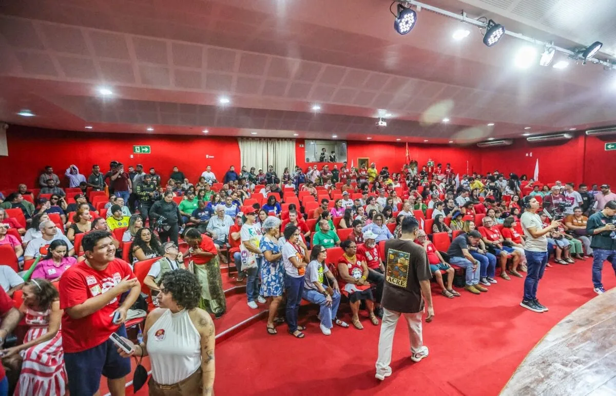 No Acre, petistas entoam “Olê, olê, olê, olá, Lula” durante exibição de presidente em Super Live