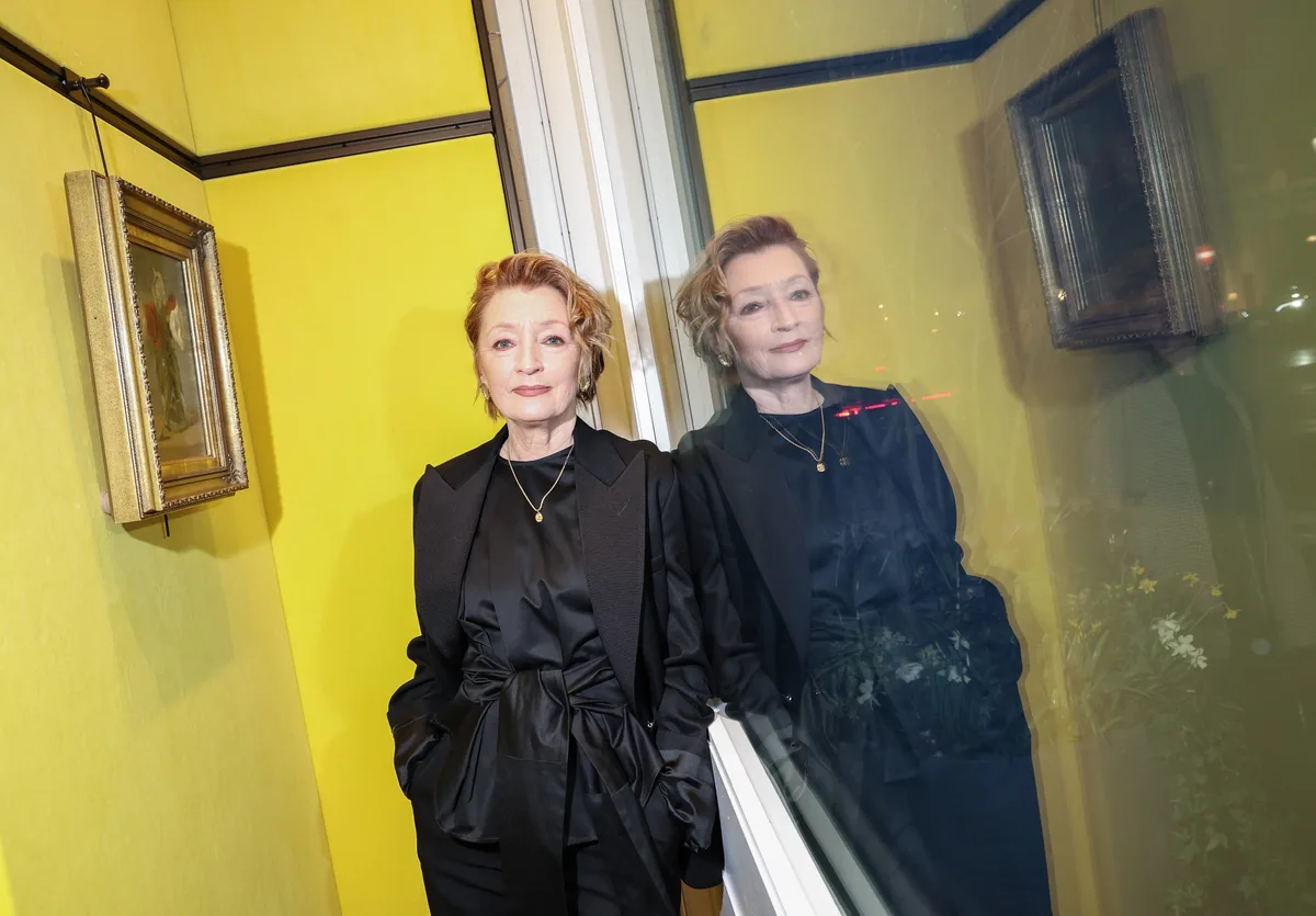 Lesley Manville: “No tengo rellenos ni cirugías estéticas. Esta es la cara que tengo a mi edad. Y soy modelo de Loewe”
