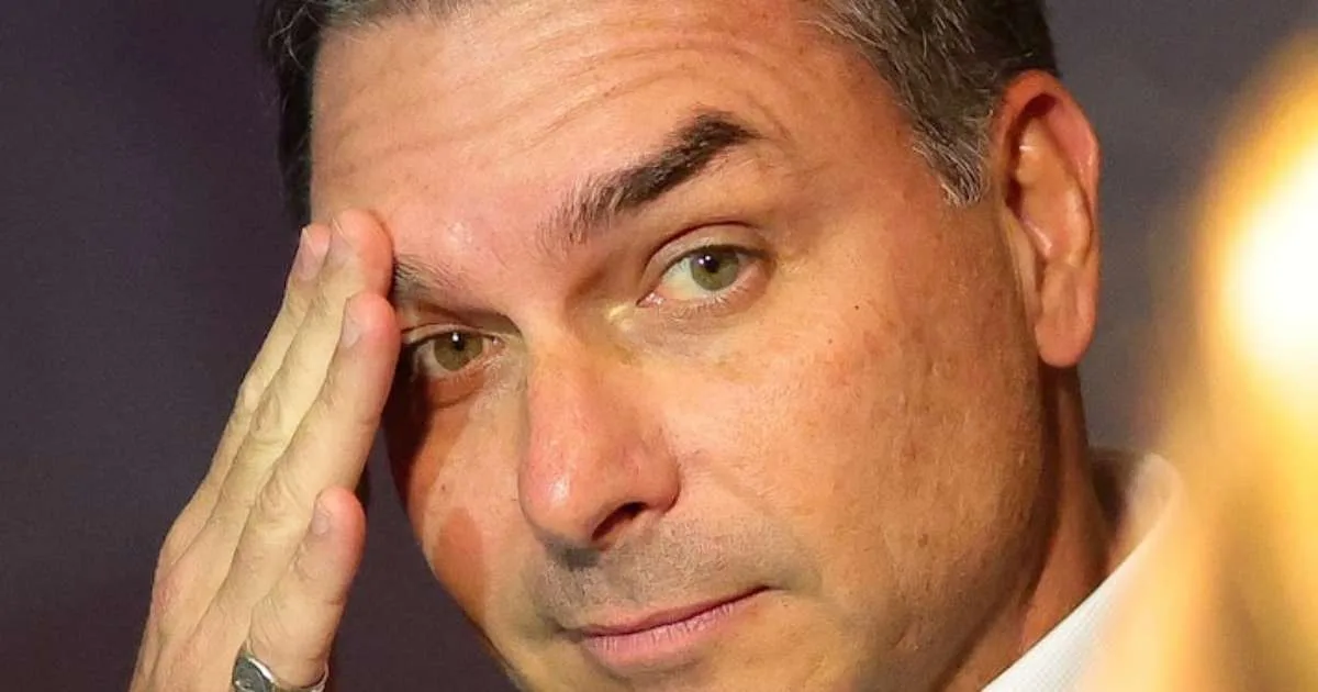 PGR pede que STF mantenha proibição de visitas de Flávio a Jair Bolsonaro