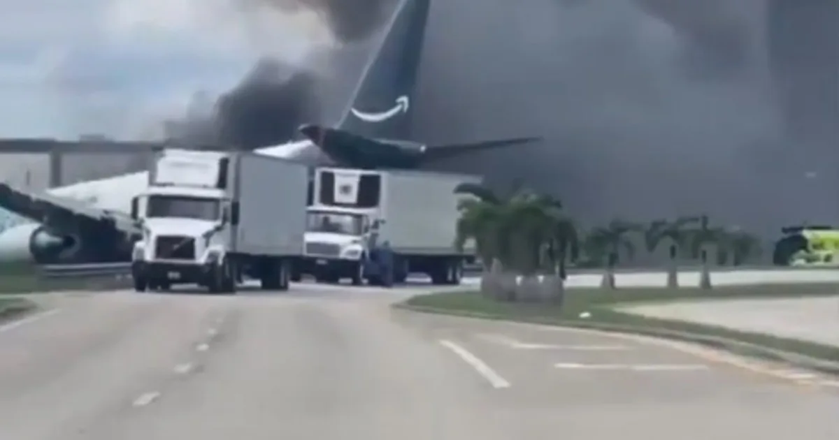 Un avión de carga se despistó en el aeropuerto de Miami y chocó varios autos: hay cinco muertos
