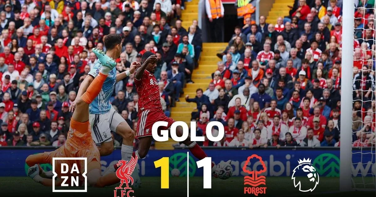 Gakpo coloca a bola ao segundo poste e Isak dá esperanças ao Liverpool