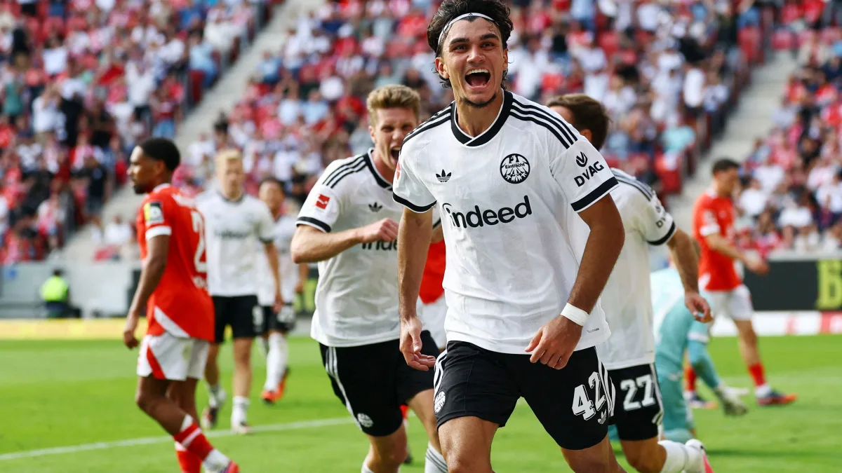 Uzun trifft zweimal: Eintracht Frankfurt holt in Mainz den ersten Saisonsieg