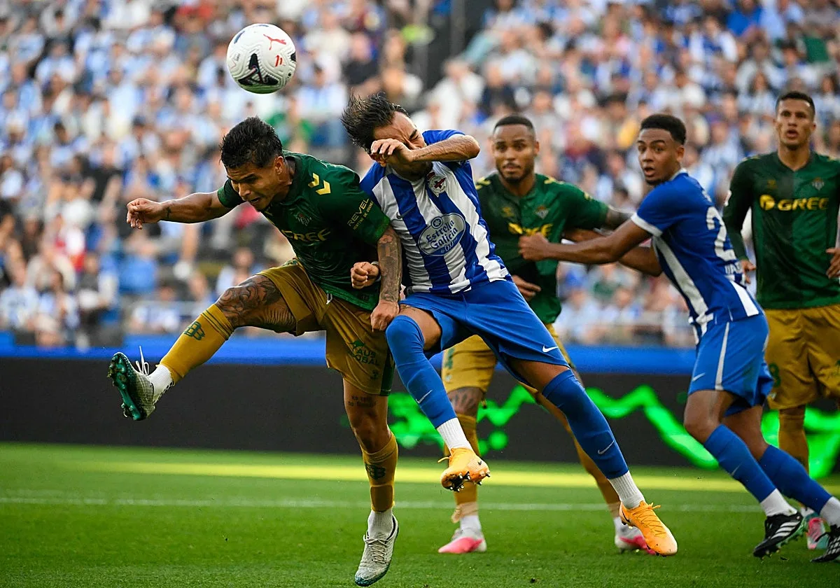 Polémica en Riazor por la patada de Cucho a Ximo Navarro