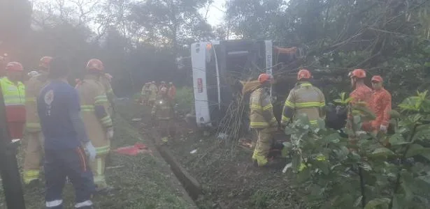 Ônibus tomba em Petrópolis e deixa ao menos oito pessoas mortas