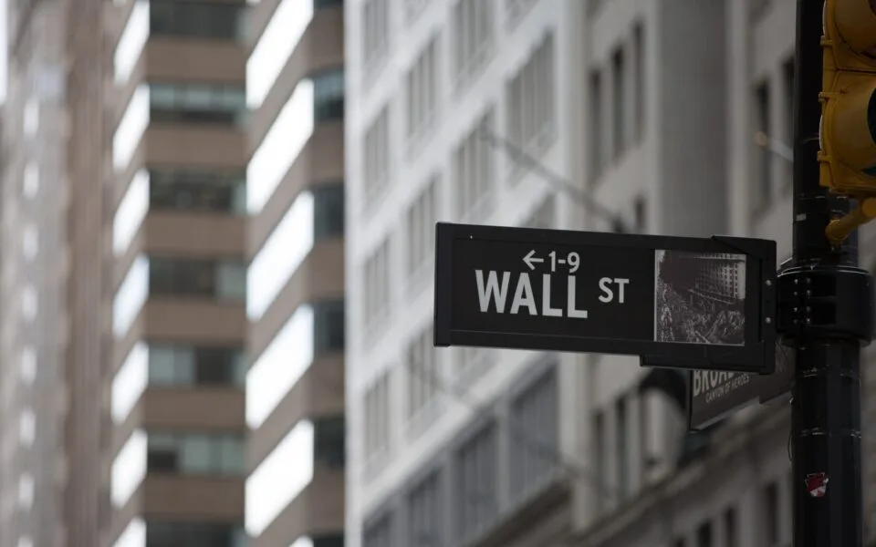 Wall Street inicia sessão no vermelho. Petróleo sobe com nova escalada em Ormuz
