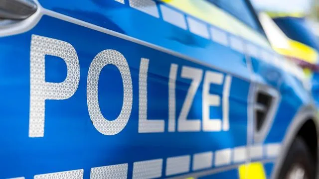 Schwerer Unfall: Linienbus fährt in parkende Autos - mehrere Verletzte