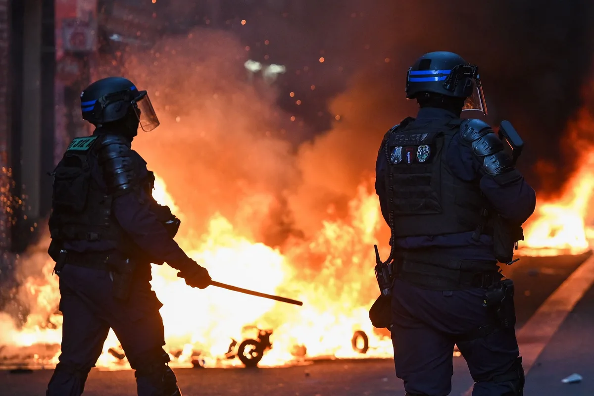 Francia enfrentaba las consecuencias de una ola de violencia y saqueos en medio de una creciente tensión política