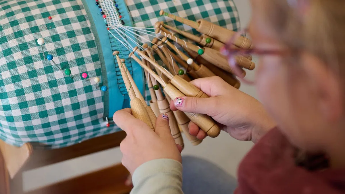 Tischdecke war gestern: Gen Alpha hält beim Klöppeln die Fäden in der Hand