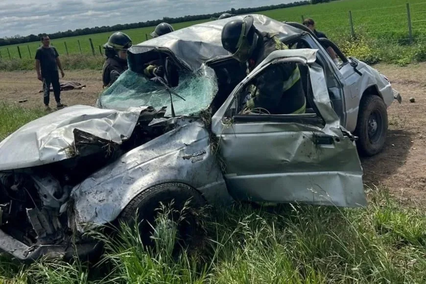 Dos víctimas fatales al volcar una camioneta en la llamada “ruta de la muerte”