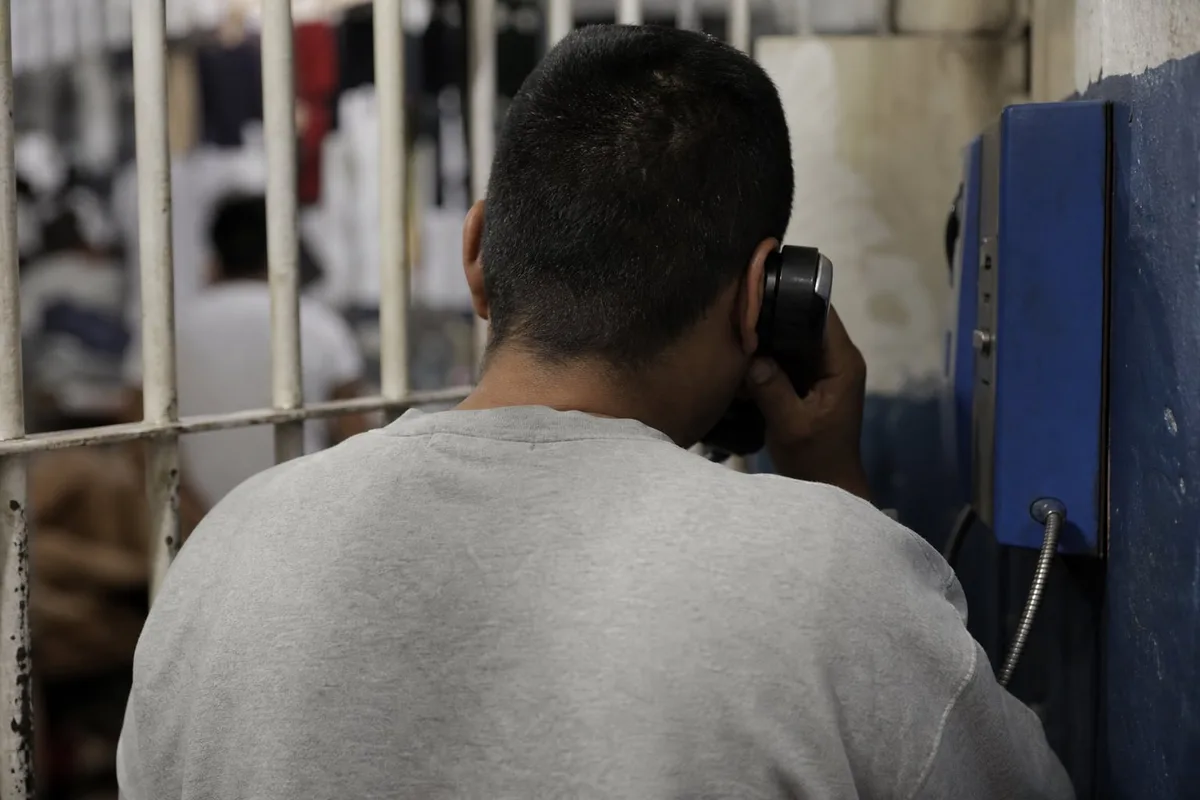 Interno de penal de Huancavelica reclama por el hacinamiento en los penales “mientras habla desde el teléfono comunitario” del establecimiento