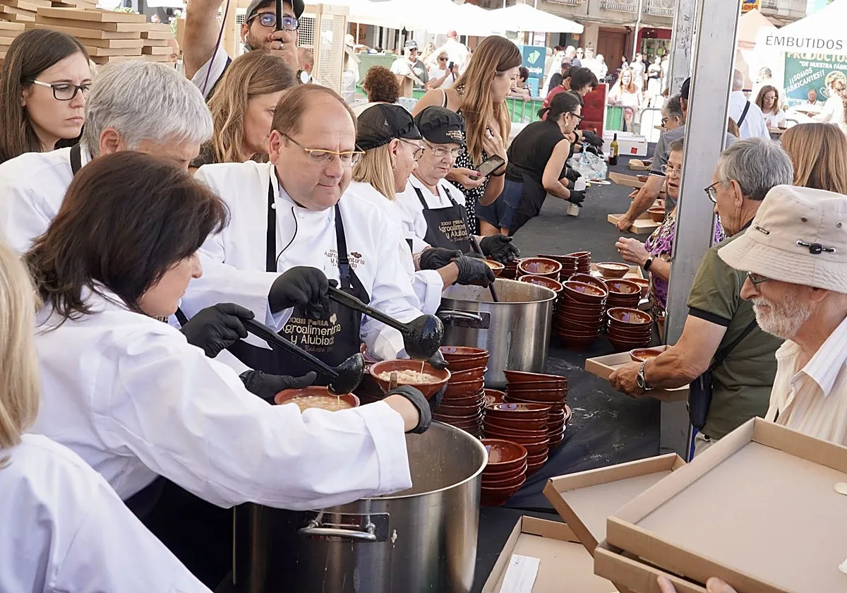 Tradición y gastronomía se unen en la Alubiada de La Bañeza (León)