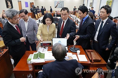 과방위 국감, 이진숙·한준호 제척 공방 끝 파행(종합)