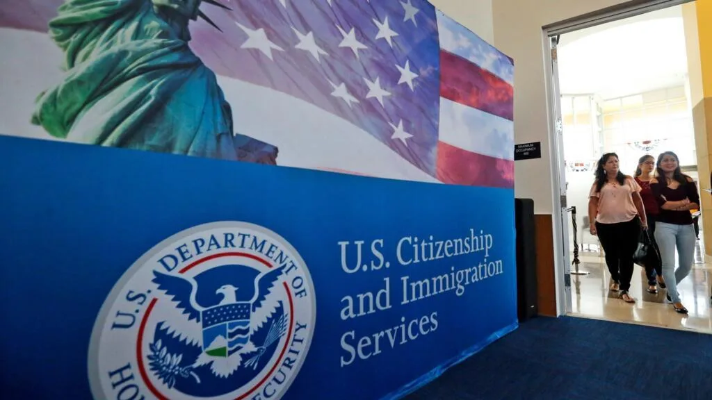 Les États-Unis suspendent temporairement les entretiens pour les visas d'immigration