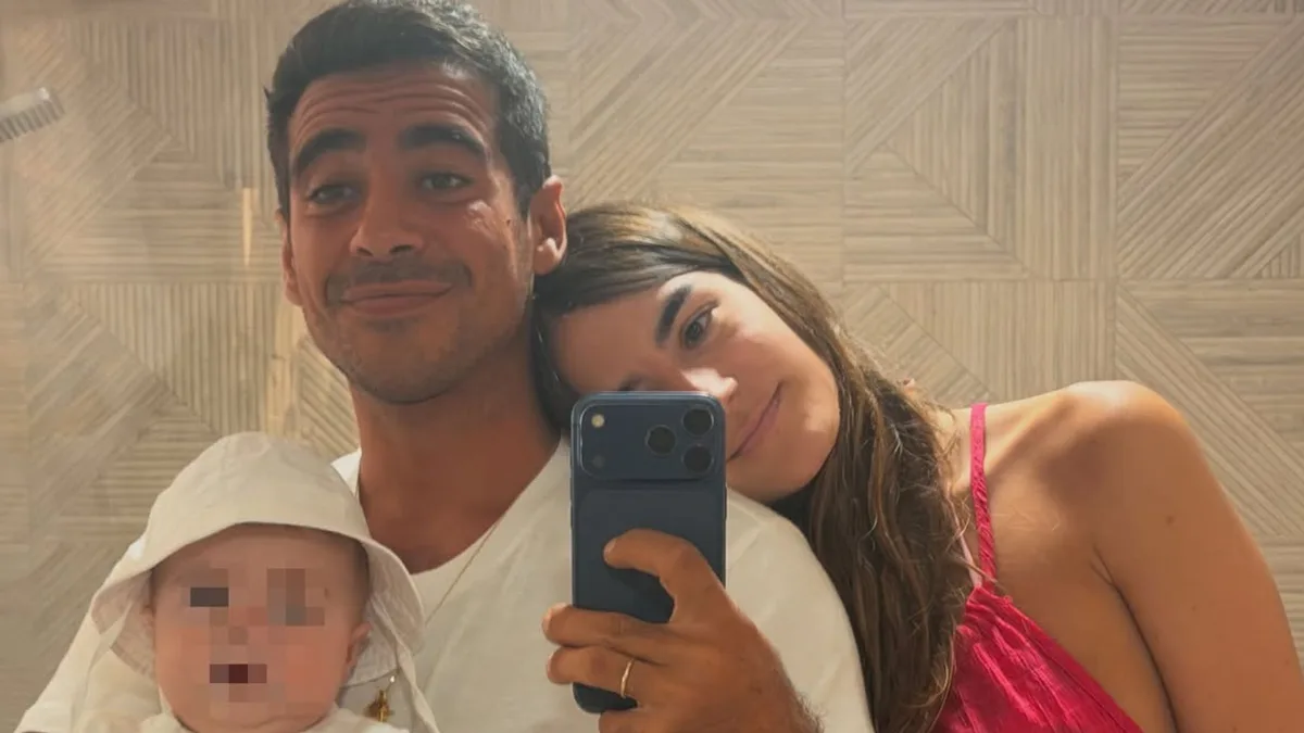 El divertido vídeo del hijo de Blanca Llandres y Alberto Herrera gateando: "Ya tiene nuevo juguete favorito"