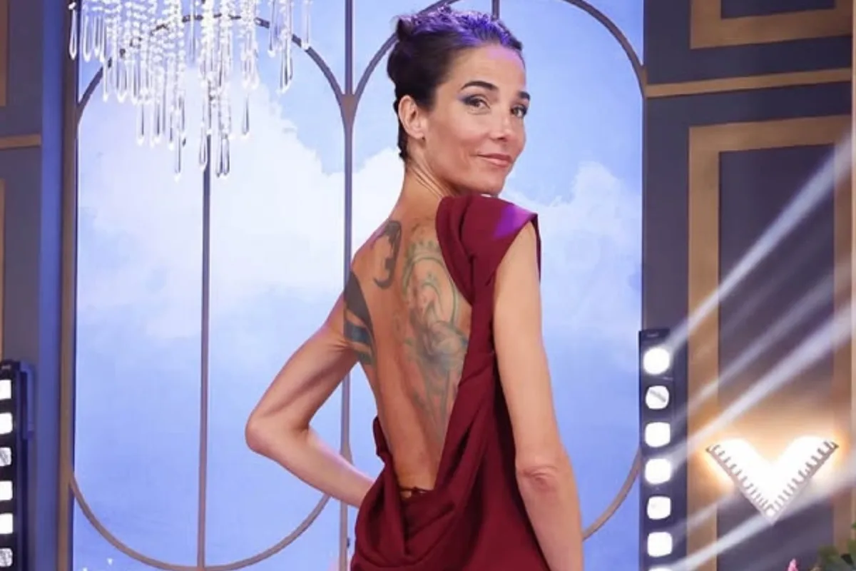 Juana Viale se la jugó con un vestido con espalda al aire para su programa y advirtió: “Medio difícil para caminar”