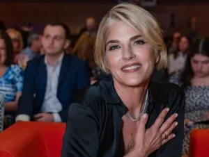 Atriz de ‘Legalmente Loira’ é presa após agredir comissárias em avião
