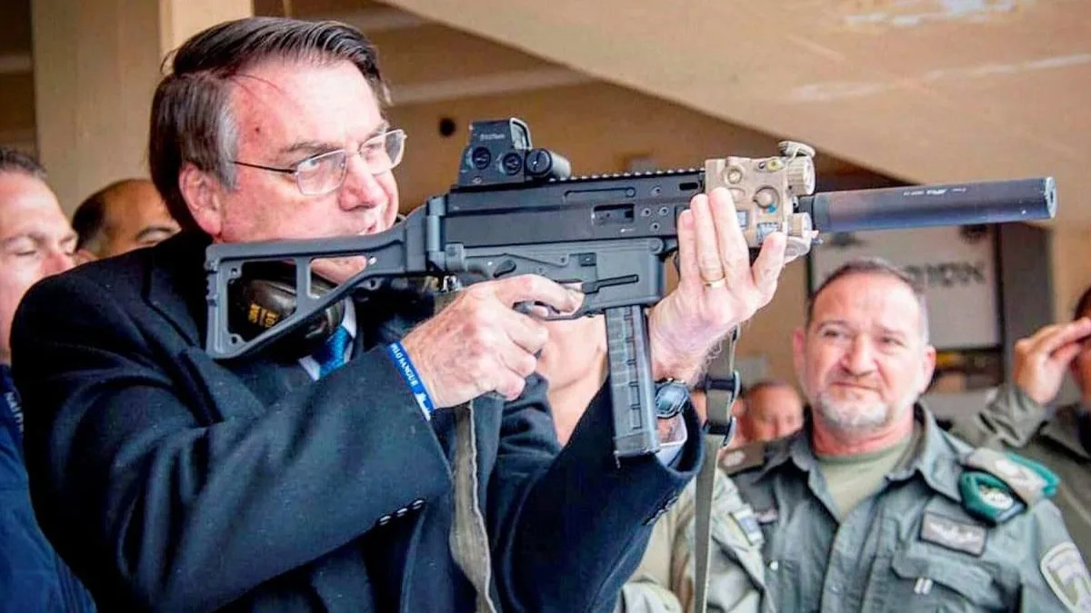 Em meio a vazamento de mensagens de Vorcaro, Moraes manda destruir armas de Bolsonaro