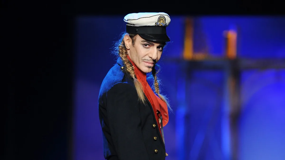 John Galliano cancela su exhibición en la MET Gala de 2027: "Sigo asumiendo la responsabilidad por el dolor que causaron mis palabras"
