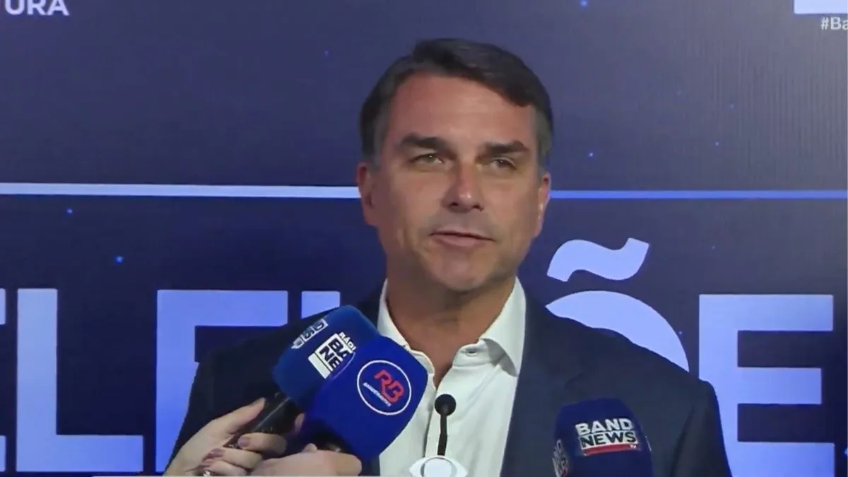 ‘O Brasil escolheu a mudança’, afirma Flávio Bolsonaro ao chegar para debate da Band