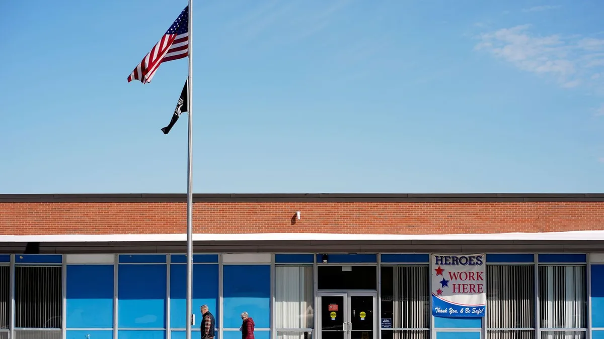 Zwischenwahlen in den USA: Oberstes Gericht erlaubt Trumps Briefwahl-Pläne vorerst