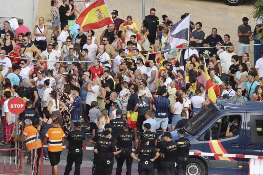 Centenares de ceutíes marchan contra la gestión del Gobierno de la crisis migratoria