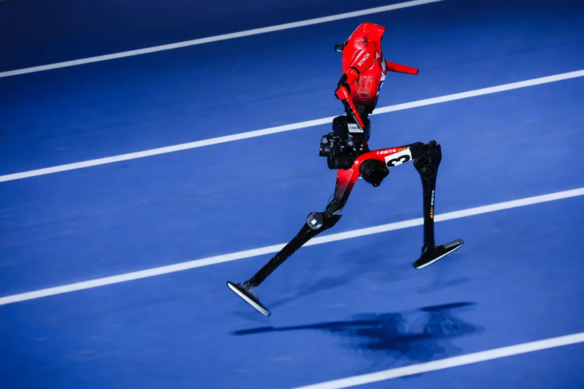 Un robot humanoide chino superó el récord mundial de Usain Bolt en los 100 metros planos (VIDEO)