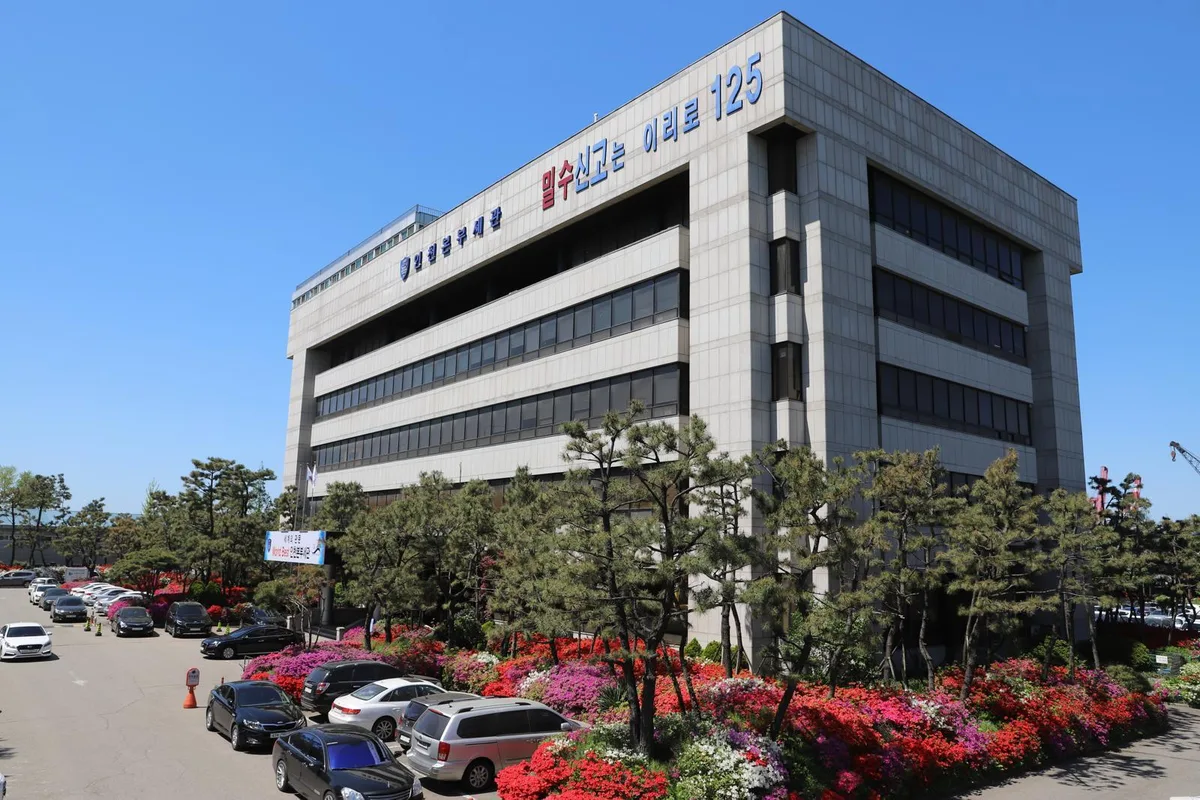 ‘백꾸’ 유행에 짝퉁도 키링·인형으로…압수품 10개 중 8개