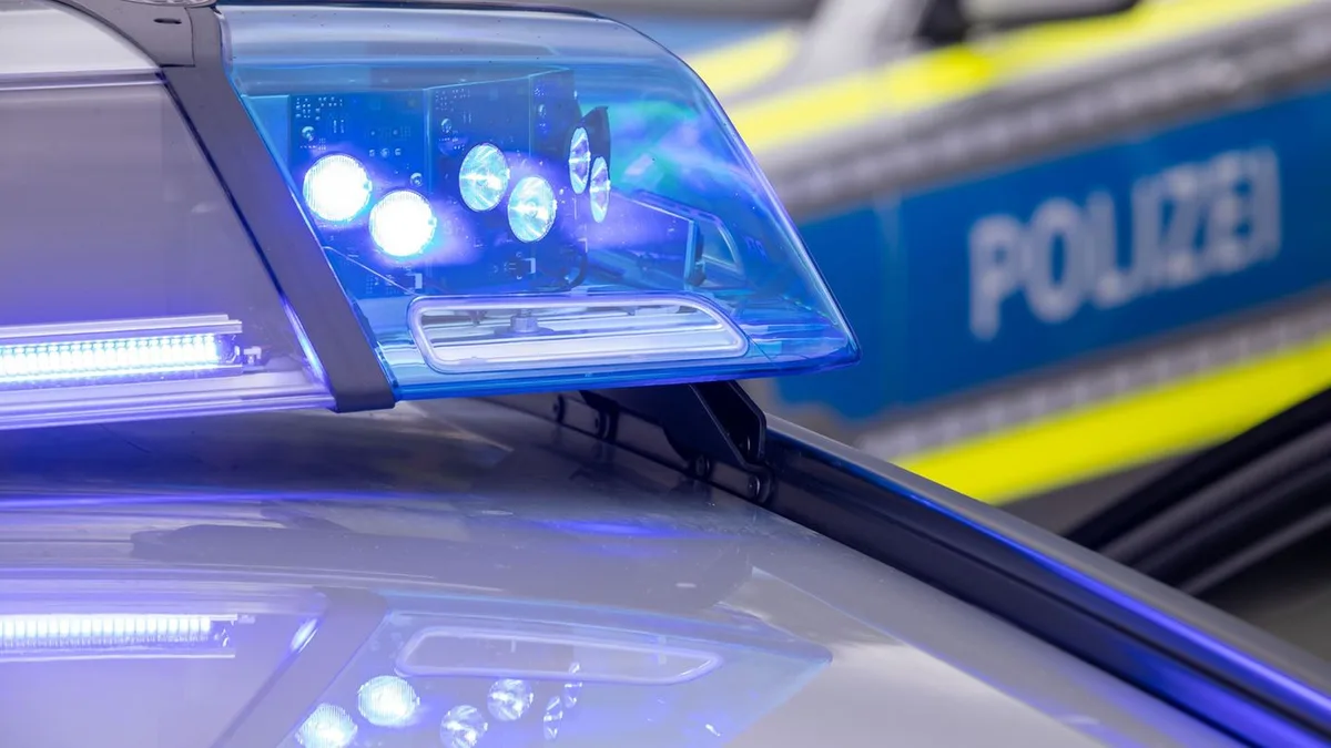 Emden: Zwei Verletzte bei Unfall mit Auto und Lkw